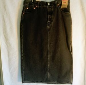 Women's Levi's Black Denim Skirt With An Above The Knee Side Slit - Size 29
